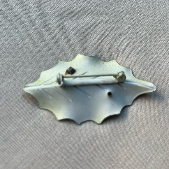 Vintage Green Holly Leaf Enamel Brooch Pin with Pink Flowers - Picture 2 of 3